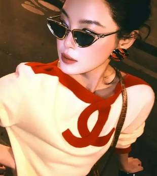 辛芷蕾巴黎看秀造型释出！香奈儿早春套装，复古明艳氛围感拉满