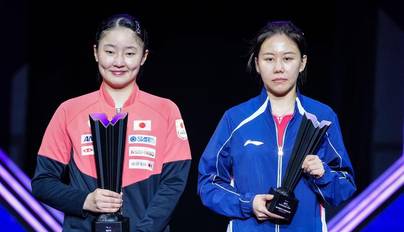 组图：WTT横滨赛-张本美和4-2陈幸同夺冠 颁奖仪式合影