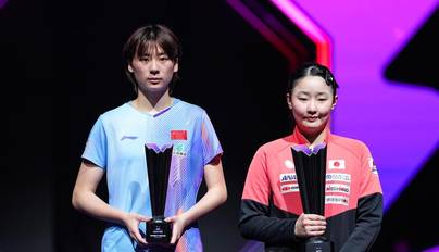 组图：WTT澳门冠军赛-张本美和4-3陈熠夺冠 颁奖仪式合影奖杯