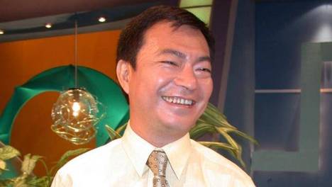 中风后首现身！68岁廖伟雄坐镇TVB，揭秘当年为友担保破产的真相