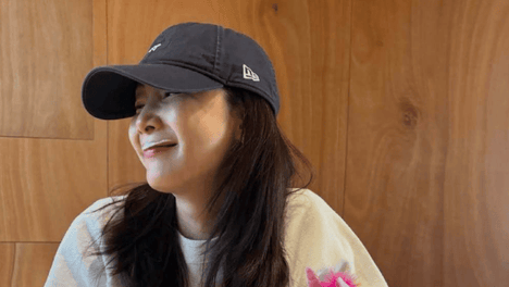 崔智友晒与女儿照片：带孩子喝下午茶，女儿伸手为她擦嘴好温馨！