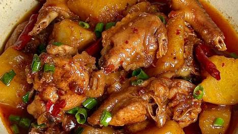 这锅土豆烧鸡端上桌，我家电饭煲直接被掏空！