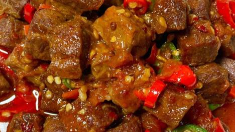 这锅红烧牛肉，我连汤都舍不得剩！汤汁浓郁牛肉软烂，吃过都说比饭馆还香！