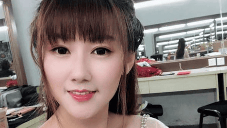 小苍和年轻女主播PK，输了后破防流泪，质问粉丝为什么不支持自己