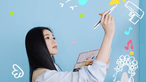 刘浩存晒童趣生日照 穿卡其色裙子俏皮又少女