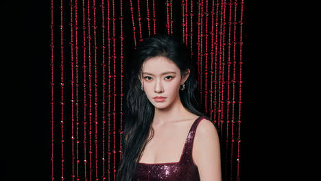 林允湿发造型性感迷人 表情慵懒白皙天鹅颈吸睛