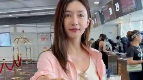 今年已39岁的江疏影外滩素颜被拍，目前她没有结婚，没有孩子! 江疏影以自然状态记录上海夜景，展现39岁仍从容生活的从容与踏实，体现她与城市深度绑定的生活方式。