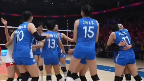 女排3-1逆转波兰！全队紧紧相拥彰显团结，赵勇依旧淡定沉稳