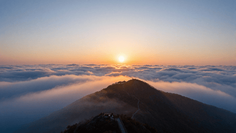 吉林拉法山：凌晨五点登顶，看朝阳从云海中破出！