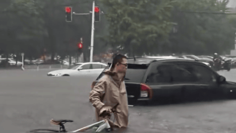 沈阳暴雨中推车前行大哥找到了，原来他是产科医生，这个班还非上不可