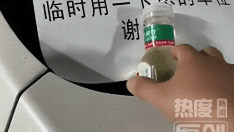 男子车位被占本要发火，见留言喜糖红包，反随礼200