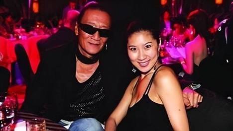 Coco再度悼念谢贤情绪失控，掩面痛哭恭敬鞠躬，自曝吃不下东西