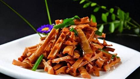 不想吃肉的时候，买两根春笋，油润入味，好吃又解腻