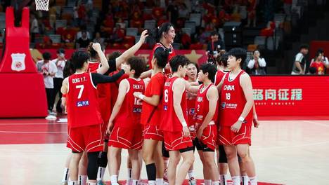 组图：中国女篮胜尼日利亚 张子宇在比赛中进攻
