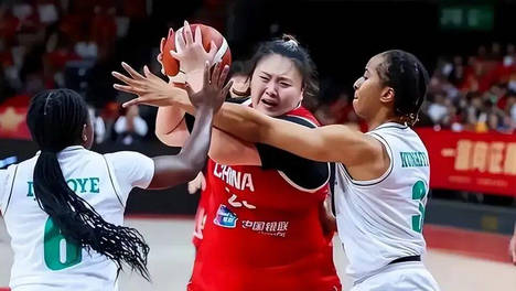 离谱！中国女篮主力18投仅2中，球迷质疑：凭何首发？
