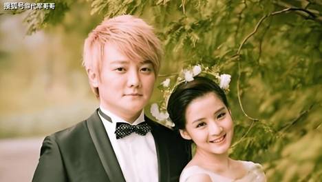 46岁阿沁近况曝光！娶小14岁模特李汶静生下2个女儿，如今婚姻很幸福 阿沁低调专注音乐教学，与妻女相守十余载，婚姻专一，经历风波仍坚定相守，家庭幸福温馨。