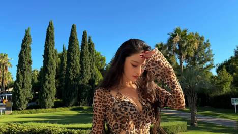 张馨予穿豹纹露腰套装自画辣妹妆 又美又飒马甲线超吸睛