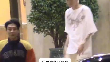 鹿晗高瀚宇深夜和朋友聚餐 兄弟热聊玩闹心情好