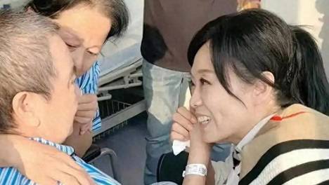 64岁吴琼去接婆婆出院，当众牵着手亲脸颊像哄小孩，老公在旁边看得一脸宠溺
