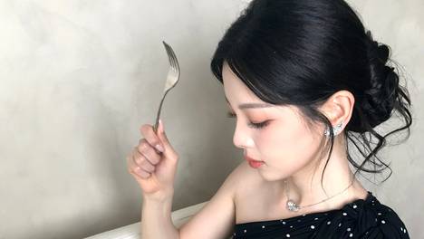 杨超越穿小黑裙俏皮灵动 拿面包拍照尽显娇憨可爱