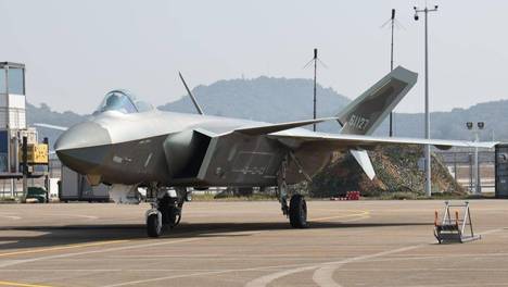 歼20地勤"抹布擦" vs F22"恒温宫殿"，为啥"威龙"涂层越用越皮实？