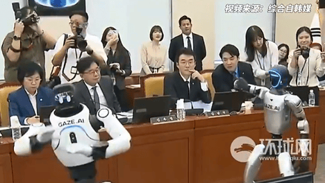 中国人形机器人“罕见”现身韩国国会 展示行走、武术和舞蹈动作