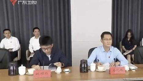 坐在马化腾身边的年轻人，有多牛