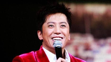 曾8次登上春晚，因犯错事业跌入谷底，现在57岁少有人关注，只能四处接商演谋生