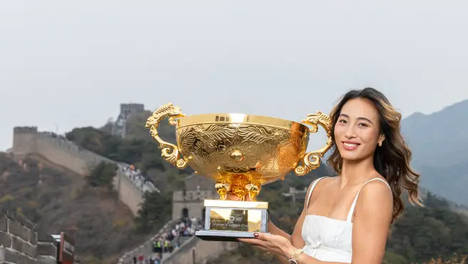 郑钦文携奖杯登临长城 一袭白裙尽显飒爽风采