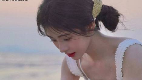 鞠婧祎海边大片氛围感十足，清新治愈系列，少女般的恋爱 鞠婧祎海边随拍展现清纯气质，简约穿搭与落日海滩相得益彰，自然松弛感打动人心。