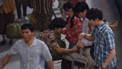 遇上《小巷人家》中帮忙拉行李后强行收费的情况该咋办？