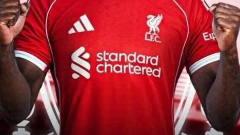 张凌赫首次戛纳红毯造型