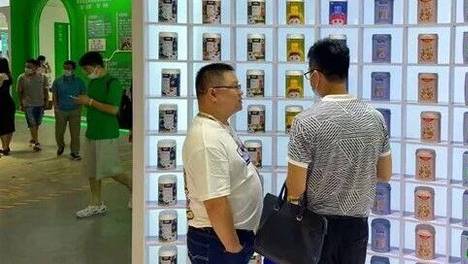 曾黎机场强忍眼泪