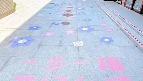 读花、画花、解花、演花……从阅读一本书开始，小朋友们收获了一整个春天