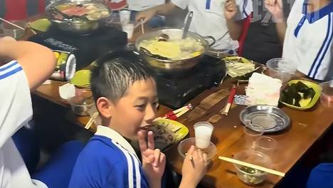 深圳火锅店暖心一幕！男子给邻桌过生日小朋友送饮料，“就当宴请小时候的自己”