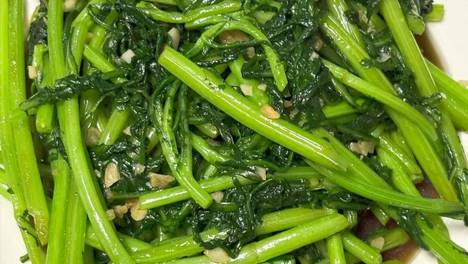 茼蒿不管怎么做，大火久炒是大错，教你技巧，鲜香不软烂，口感超爽口