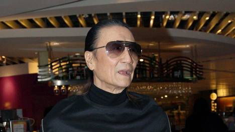 在香港演艺圈，没人不尊称谢贤一声“四哥”。这名号藏着两段渊源：一则他在家中八个兄弟姐妹里排行第四，二则他在《千王之王》里演活了“罗四海”，戏里戏外人人顺着角色喊他四哥，这声称呼一叫就是几十年，成了刻在港片记忆里的标识。1936年他生于香港优渥大户，后来家道中落，为谋生计一头扎进演员训练班，...