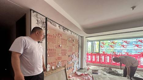 物业写错装修施工备案证房号，工人走错门砸错墙，谁来担责？