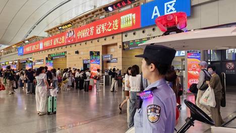 战高温护旅途，长沙南站派出所民警绘就有温度的暑运平安答卷