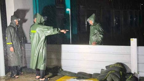 迎战台风“白海豚”：夜已深，他们仍在与风雨赛跑