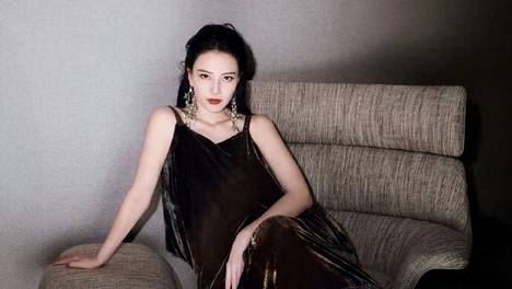 高圆圆 穿丝绒吊带坐 R L 前排：品牌好友四个字，比代言人值钱