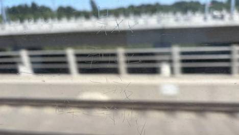 高铁车窗玻璃被刻“到此一游”等字样，网友：“游”字还写错了，刻字者既没素质又没文化；铁路局：玻璃未受损，已更换保护膜