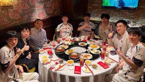 AL夺冠后全员聚餐庆祝，桌上一人一个大红包抢眼，Viper火速回国