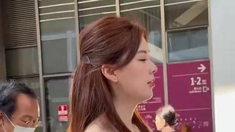 白裙小姐姐侧颜杀！这气质绝了，路人甲都挡不住的光彩