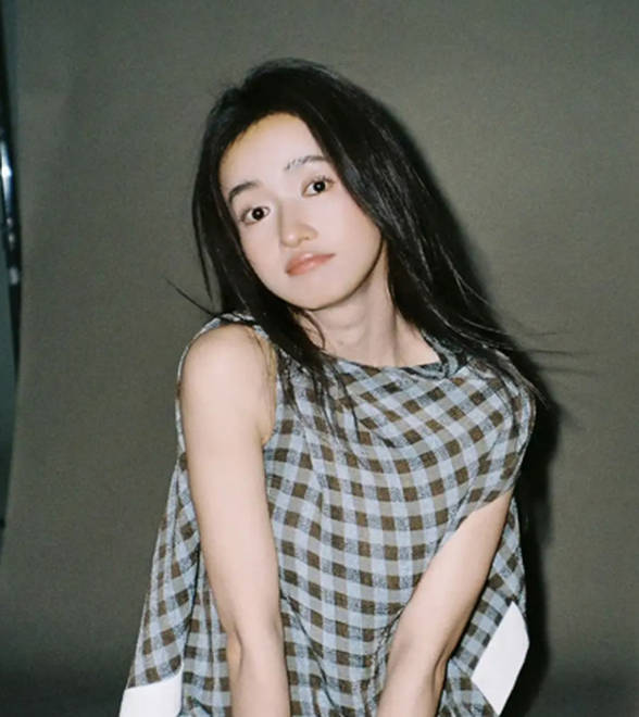 吴谨言穿无袖衣拍胶片写真，复古冷感随性洒脱