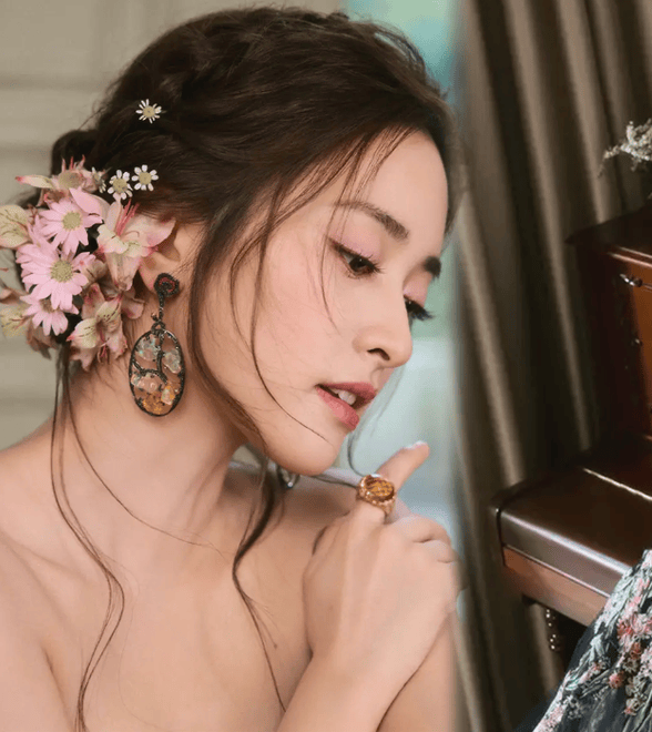 沈月黑色花卉刺绣抹胸礼裙，发丝微扬冷艳端庄