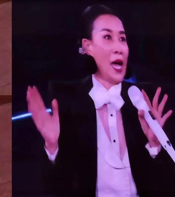 王菲现身那英演唱会，对好友挥手比赞心情大好