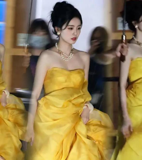白鹿穿黄色抹胸长裙，明艳娇俏宛如童话公主