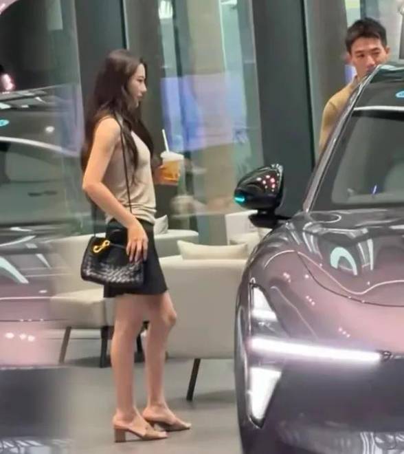 张馨予和老公何捷看车，男帅女美同框好养眼