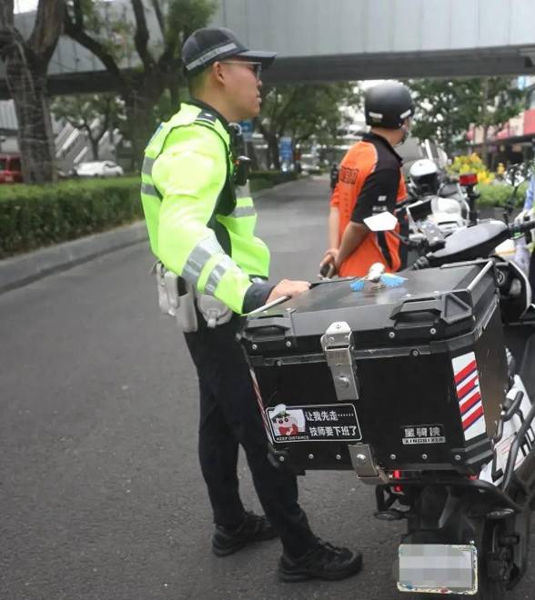 西单路口连查两起电动车违法：一辆电摩挂假牌，一辆时速能破百